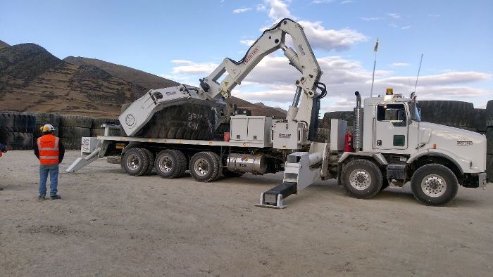 manipulador STELLAR cogiendo neumático