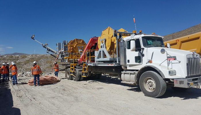 Tecnicos con enrollador de cable
