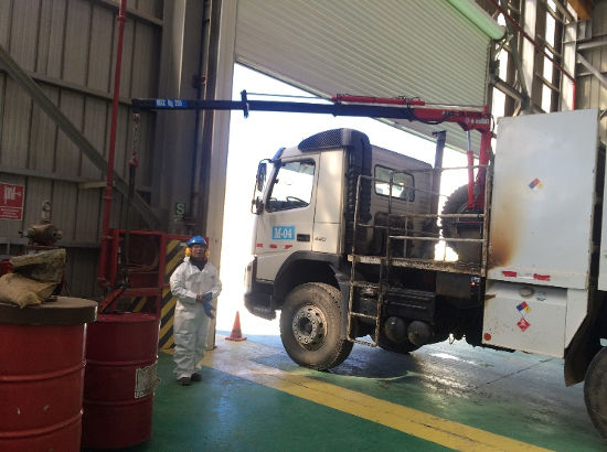 grua-electro-hidraulica-Maxilift-en-Pucamarca