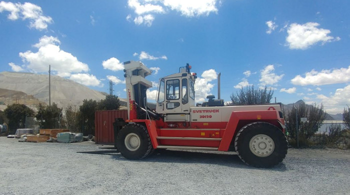 montacargas-SVETRUCK-30120-con-motor-Cummins