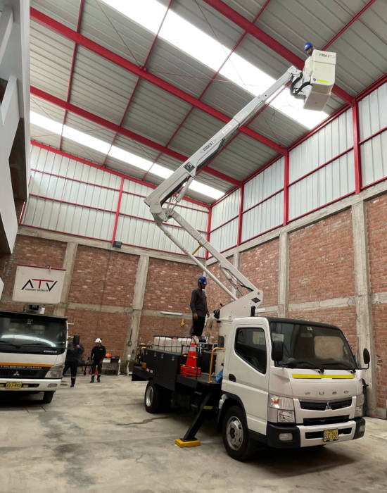 Camión elevador de canastilla con brazo articulado-telescópico con aislamiento eléctrico