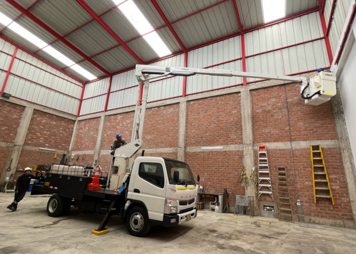 Camión elevador de canastilla con brazo articulado-telescópico con aislamiento eléctrico