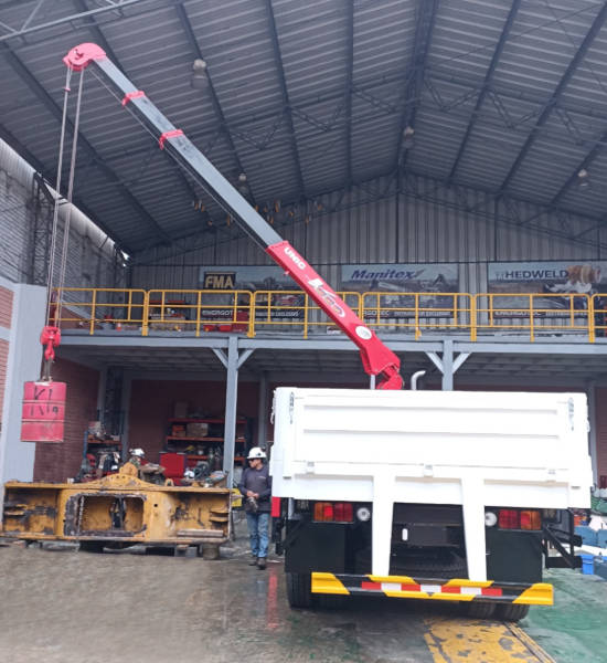 Camión con grúa telescópica UNIC UR-V554K-TH