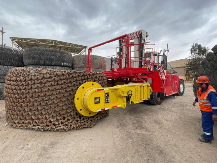 Manipulador de neum�ticos FMA SVTH 4000 sobre montacargas Svetruck 42120-57