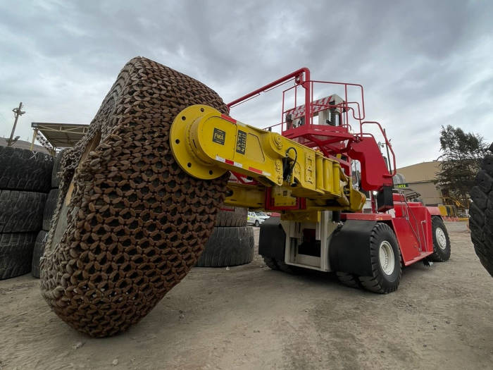 Manipulador de neum�ticos FMA SVTH 4000 sobre montacargas Svetruck 42120-57