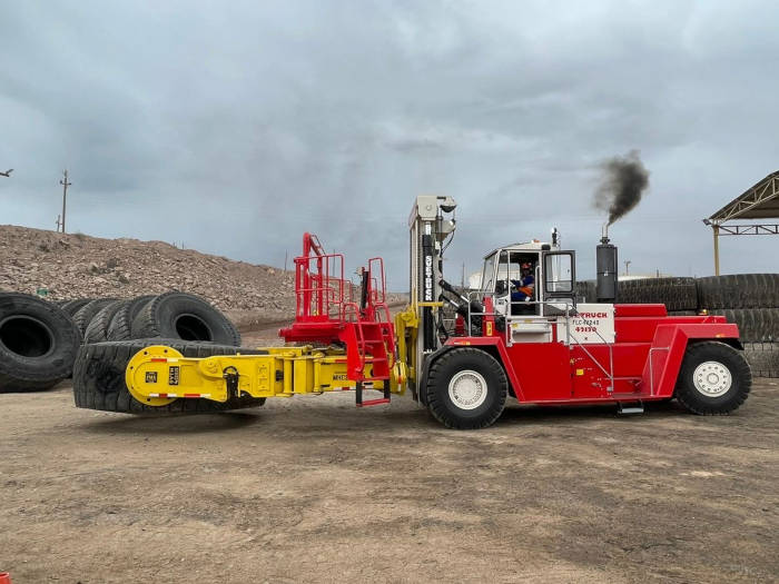 Manipulador de neum�ticos FMA SVTH 4000 sobre montacargas Svetruck 42120-57