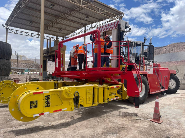 Manipulador de neumáticos FMA SVTH 4000 sobre montacargas Svetruck 42120-57