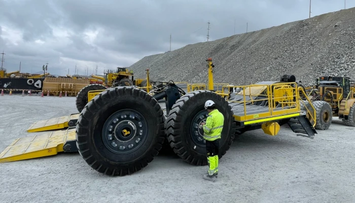 sistema tipo tráiler cama baja para perforadoras y tractores mineros