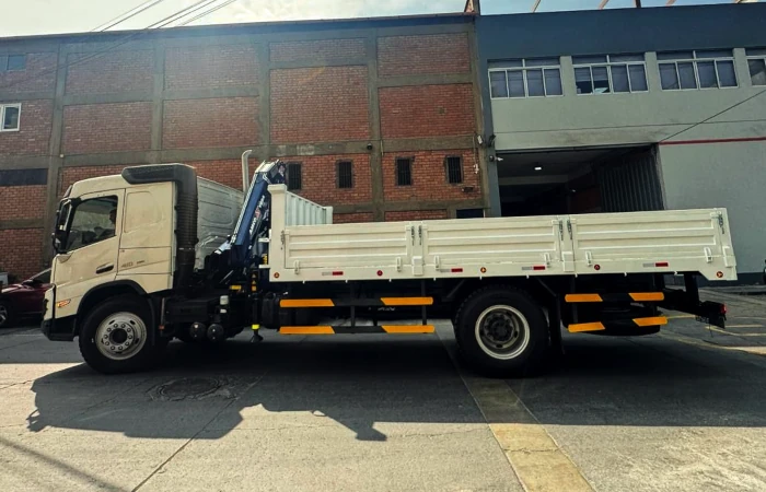 Gra articulada montada en camin
