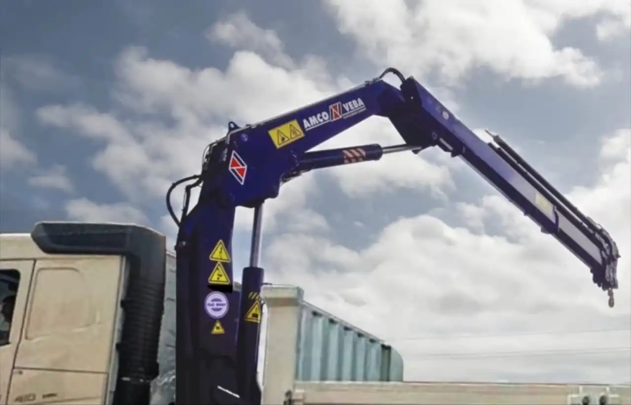 Grúa articulada montada en camión