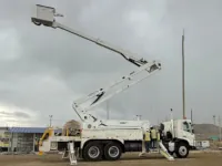 cami�n con elevador de canastilla aislado