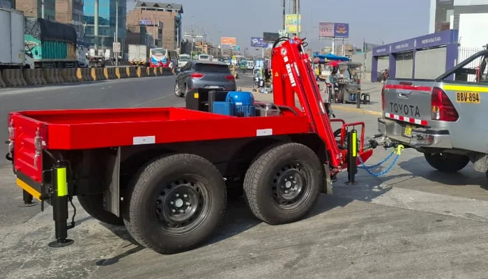 Grúa electrohidráulica Maxilift sobre trailer
